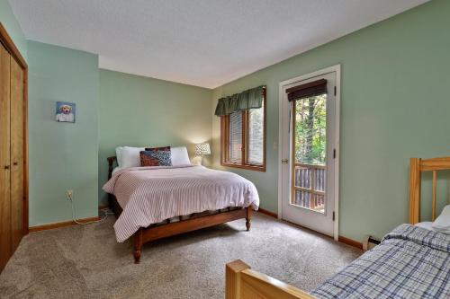 a bedroom with two beds and a window at 93 Glazebrook Rd, Unit E2 - Ski Condo - Summer Pool - Close to Mountain! in Killington