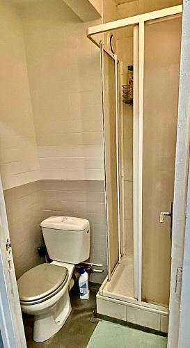 Ванная комната в APPARTEMENT PROCHE GARE ET CENTRE VILLE
