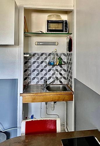 Кухня или мини-кухня в APPARTEMENT PROCHE GARE ET CENTRE VILLE
