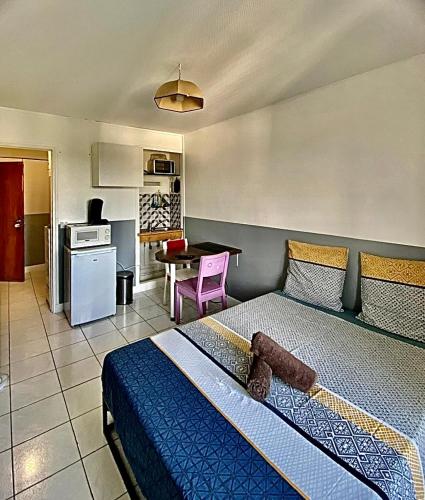 Кухня или мини-кухня в APPARTEMENT PROCHE GARE ET CENTRE VILLE
