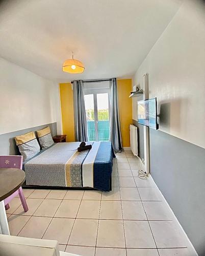 Кровать или кровати в номере APPARTEMENT PROCHE GARE ET CENTRE VILLE