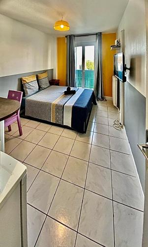 Кровать или кровати в номере APPARTEMENT PROCHE GARE ET CENTRE VILLE