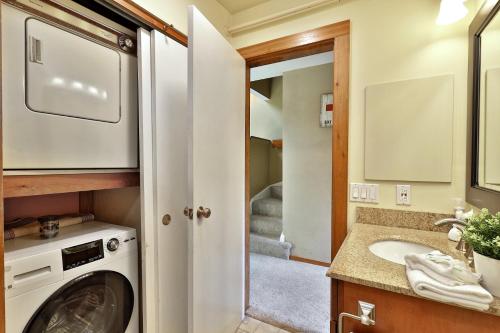 Ένα μπάνιο στο Trail Creek 64 - 1 BR with Loft, Ski Home Trail, Bus, Hot Tub, Pool!