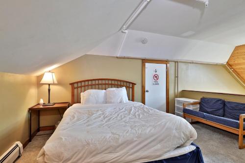 Ένα ή περισσότερα κρεβάτια σε δωμάτιο στο Trail Creek 64 - 1 BR with Loft, Ski Home Trail, Bus, Hot Tub, Pool!