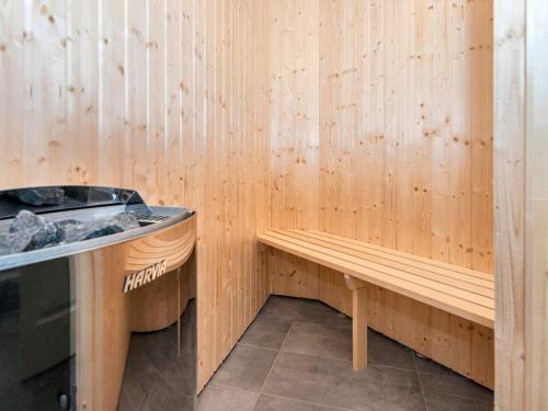 eine Sauna mit einer Bank und einem Waschbecken in der Unterkunft 4 person holiday home in Ringkøbing-By Traum in Ringkøbing