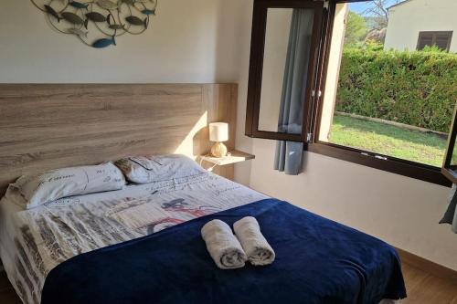 a bedroom with a bed with two towels on it at Palmeres in Torroella de Montgrí