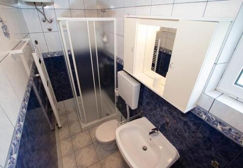 Ένα μπάνιο στο Apartments Juri