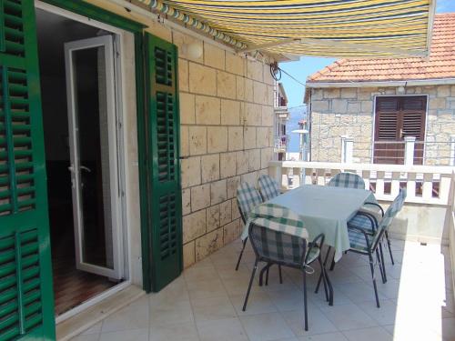 a patio with a table and chairs on a balcony at Apartment Fran in Postira
