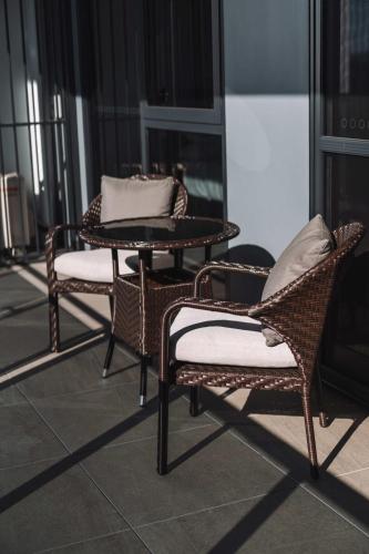 two chairs and a table and a table and chairs at Pristine 2-Bed Apartment with Pool and BBQ in Phillip