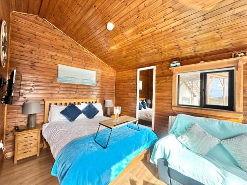 Postel nebo postele na pokoji v ubytování Cosy Portmor Log Cabin- Sea views, Deck & Relaxation