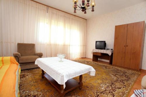 TV a/nebo společenská místnost v ubytování Apartments Mar