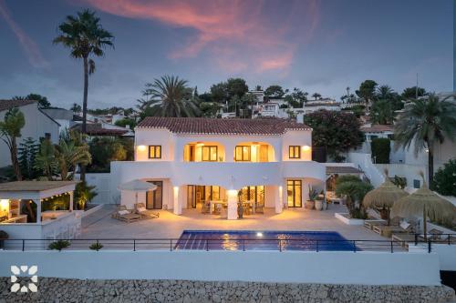 Villa Casa Blanc by Abahana Villas