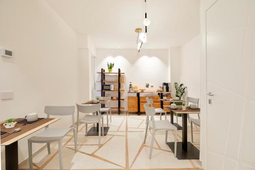 a dining room with white walls and tables and chairs at B&B La Casa Di Walter in Ascoli Piceno