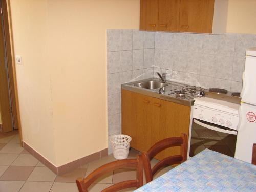 Kuchyň nebo kuchyňský kout v ubytování Apartments Mara