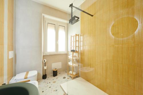 a bathroom with a toilet and a shower at B&B La Casa Di Walter in Ascoli Piceno