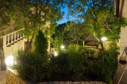 Taman di luar Apartments Luka