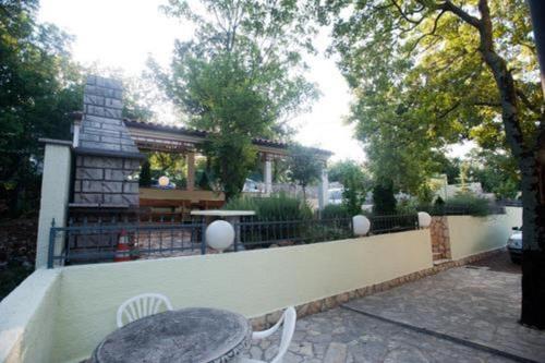 Taman di luar Apartments Luka