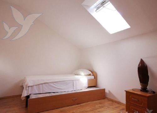 um quarto com uma cama com pássaros na parede em Apartments Stosa em Nin