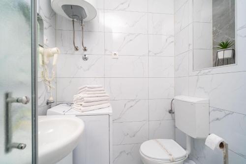 Ένα μπάνιο στο Apartments Pavo