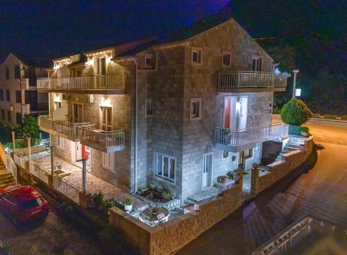 Το κτήριο όπου στεγάζεται  το διαμέρισμα