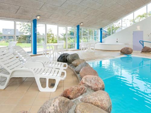 Bazén v ubytování Holiday home Hemmet CLVIII nebo v jeho okolí