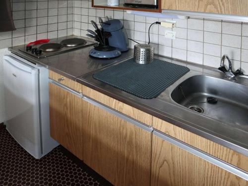 une cuisine avec un évier et un plan de travail dans l'établissement Studio 6 pers avec balcon, proche des pistes et commerces - FR-1-322-567, aux Orres