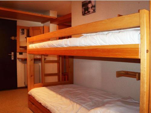 une chambre avec deux lits superposés dans une pièce dans l'établissement Spacieux studio 6 pers avec balcon aux Orres 1650 - FR-1-322-560, aux Orres