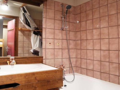 une salle de bain avec une douche, une baignoire et un lavabo dans l'établissement Spacieux studio 6 pers avec balcon aux Orres 1650 - FR-1-322-560, aux Orres