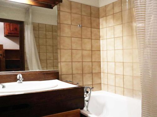une salle de bain avec une baignoire et un lavabo et une baignoire dans l'établissement Studio au cœur des Orres 1650, accès pistes, balcon - FR-1-322-574, aux Orres