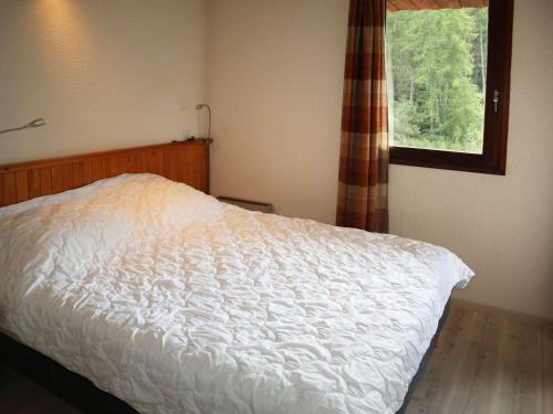 une chambre avec un lit blanc et une fenêtre dans l'établissement Appartement Confort 6 Pers. Face Télésiège, Commerces & Animations - Les Orres 1650 - FR-1-322-592, aux Orres