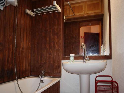 une salle de bain avec un lavabo et une baignoire dans l'établissement Appartement Confort 6 Pers. Face Télésiège, Commerces & Animations - Les Orres 1650 - FR-1-322-592, aux Orres