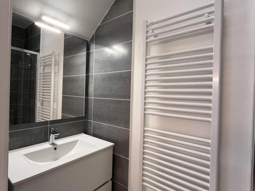 une salle de bain avec un lavabo et un miroir dans l'établissement Lodge spacieux 8 pers, 3 parkings, à 10 min du centre-ville - FR-1-234-323, à Cauterets
