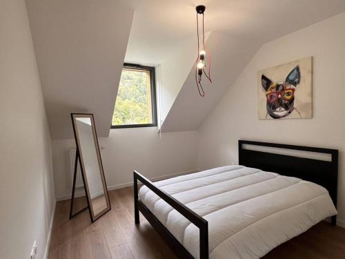 une chambre avec un lit et une peinture d'un chien dans l'établissement Lodge spacieux 8 pers, 3 parkings, à 10 min du centre-ville - FR-1-234-323, à Cauterets