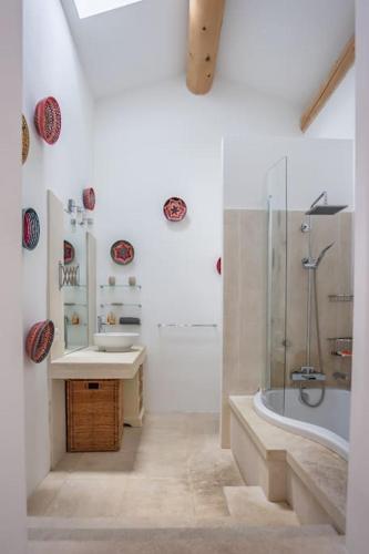 une salle de bain blanche avec une baignoire et un lavabo dans l'établissement Superbe Mas provençal, entre Gordes et Roussillon, à Murs