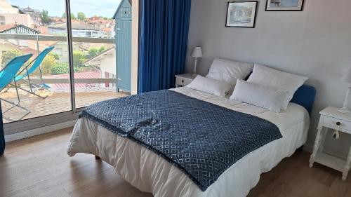 アルカションにあるVaste appartement avec vue sur le port de plaisanceのベッドルーム1室(ベッド1台付)