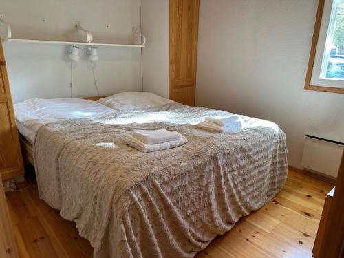 une chambre avec un lit avec deux serviettes dessus dans l'établissement Pyhän Patikka Holiday home, à Pyhätunturi