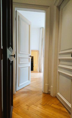 an open door in a room with a wooden floor at Chambres d'hôtes au Château Léon in Morvillars