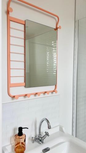 une salle de bain avec un lavabo et un miroir dans l'établissement Villa Lucie, 4 à 8 personnes, à Clermont-Ferrand