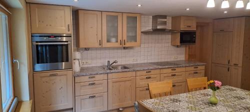Kuchyň nebo kuchyňský kout v ubytování Haus Schmitta