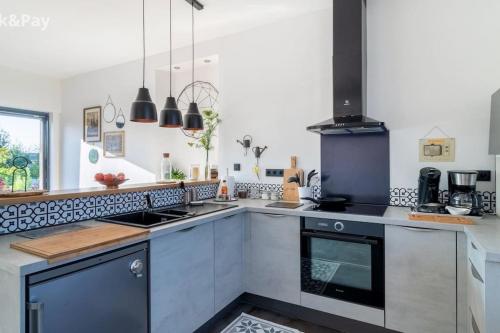 Η κουζίνα ή μικρή κουζίνα στο Gîte cosy, champêtre, classé 3 étoiles Le bout du L