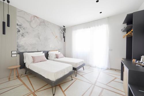 a bedroom with a bed and a couch at B&B La Casa Di Walter in Ascoli Piceno