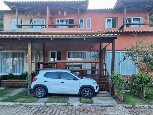 una macchina bianca parcheggiata di fronte a una casa di Pé na Areia Praia Pitinga Casa31- Arraial d'Ajuda a Arraial d'Ajuda
