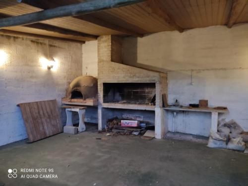 an old kitchen with an oven in a building at Casa gran capacidad en Piriápolis a cuadras de la playa San Francisco in Piriápolis