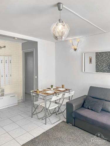 un salon avec un canapé et une table dans l'établissement Appartement moderne avec Wi-Fi et Balcon, à Choisy-le-Roi