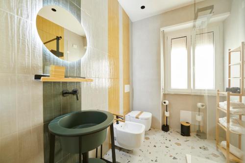 a bathroom with a green sink and a toilet at B&B La Casa Di Walter in Ascoli Piceno