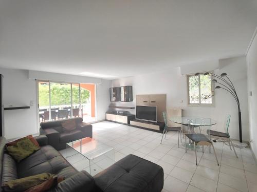 Photo de la galerie de l'établissement Superbe 4P in RDJ avec piscine residence - Parking, à Cagnes-sur-Mer