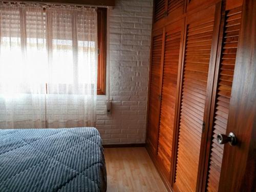 a bedroom with a bed and a window at Vistas in Piriápolis