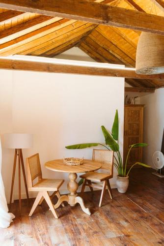 a table and chairs in a room with a wooden ceiling at Dreamsea Boutique Experience in Moya