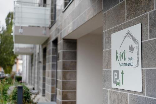 Km Style Apartments 5に飾ってある許可証、賞状、看板またはその他の書類