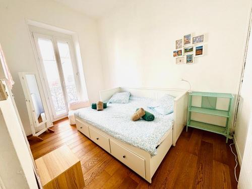 une chambre avec un lit avec deux ours en peluche dessus dans l'établissement Magnifique Appartement tout confort,6 Couchages,Beau quartier de Béziers, à Béziers